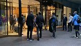 安慰安排上了！贝尼特斯返回酒店卡纳瓦罗出门迎接