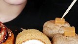 美女试吃吃蟹肉稻荷豆皮三角饭团、焦糖奶油蛋糕卷、摩卡奶油泡芙