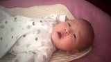 饥饿的小宝宝吮吸着自己的手指，看着可爱极了