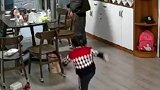 这也太准了吧，孩子以一己之力，一脚踢出来一个完整的童年