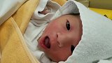 心都萌化！刚出生的小女宝太水灵了，愿每个孕妈都能这么幸运