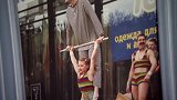 16岁乌克兰妹子，3岁开始接受训练，如今可以背350公斤