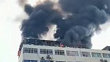 成都市区一楼顶突发大火 浓烟滚滚 现明火已扑灭
