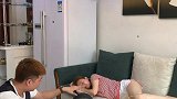 老公使坏，婆婆及时赶到教训他！