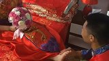 听说要亲亲脚，新郎有点小惊讶