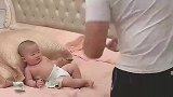 爸爸表演欲爆棚，还好宝宝给面子，不然没人当观众多丢脸！