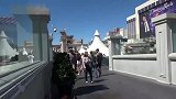 男子伪装成草人在街上恶搞路人，这人真是太坏了