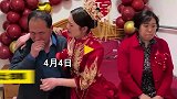 女儿出嫁当天，父亲笑着合影沉默不语，随后动作让网友直呼感动！