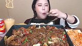 韩国水乡妹妹吃超辣黑豆面，满满一大盆，超满足