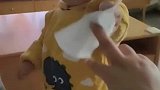 宝妈看电视剧看哭流泪，1岁多萌娃递纸巾给妈妈