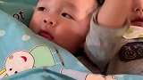 双胞胎宝宝一起躺在床上玩，接下来温馨的画面好萌，简直太可爱了