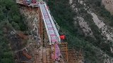 龙门山建设中的高空玻璃栈道！