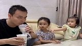 孩子死活不喝奶，爸爸无奈想出这招，妈妈看完服了！