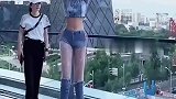 对升高极致追求的女模特，周围人也没办法，走过路过都会变高！