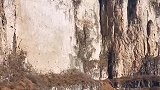 蓝天白云、冬日暖阳下的巍峨太行山。