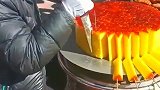 民间特色小吃，大哥这手速真快，不知道好吃吗？