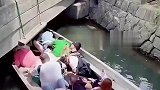 职业撑船人表演过桥，把游客放船上呆着