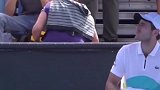 澳网比赛法国选手要求球童剥香蕉皮 遭网友批巨婴