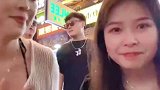 两对情侣一起拍合照