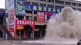 5月23日，贵州黔西南，一街道地下水管突然爆裂，水柱将一面包车掀翻倒栽在地上。贵州