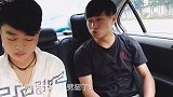被劈腿是怎样一个体验呢？下面这位小哥表现出来了