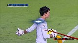 山田宽人禁区内转身抽射 角度太正被西瓦拉轻松没收