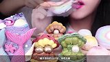 一桌海洋风的甜点，像是梦幻的海洋世界，扇贝造型的马卡龙很抢眼
