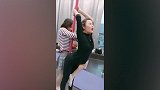 妹子为了美真是拼了 健身房强行拉筋