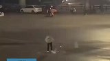 男子马路中间放烟花，火花四溅车辆纷纷减速避让
