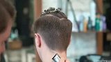 男发不用总剪“周边光”，这款发型百变时尚更帅气，怎么梳都有型