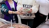 来面馆吃面看到的一幕，老板娘又对偷偷加肉的亲女儿下手了