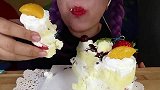 美女试吃香草奶油水果戚风蛋糕