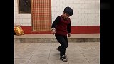 小男孩听着音乐练习醉拳，网友：你还别说，挺有样