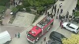 车辆自燃殃及旁边的霸道车