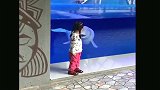 白鲸：我可以翻滚哦！小女孩：我也可以哦！白鲸：厉害咯