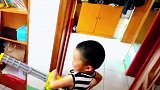 儿子拿玩具机枪扫射爸爸，网友这不妥妥的“父慈子孝