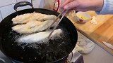 媳妇炸两盘油条，做胡辣汤，公公说油条配胡辣汤这样吃更有品味儿
