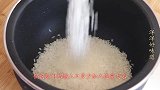 蒸米饭不要只放水，饭店厨师教我1招，蒸的米饭香甜松软又好吃