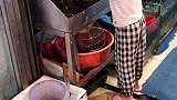 小女孩帮父母杀鱼动作麻利，去鱼鳞时没有一个多余的动作