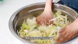 做酸辣白菜加入很多辣酱，腌制几天，一口一片真下饭