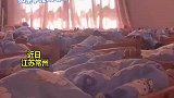 满满的爱溢出屏幕，幼儿园老师和小朋友们午睡互动