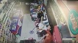 男子持刀抢劫反被店员酒瓶爆头 警方：正当防卫 嫌犯已被刑拘