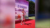 这个小伙子的颠球说他可以挑战国足！你觉得呢？
