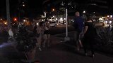 街头恶作剧，假扮草人吓路人，美女被吓得不轻