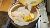 喝这碗肉丸萝卜进补汤，大人小孩少生病。记得好好吃饭！