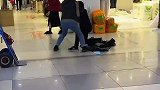 两名男子发生口角，在商场打了起来