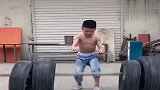 农村的娃娃真的强，这位七岁小男孩自小习武，练就了一身真功夫！