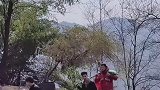 女孩订婚接花束时还穿着围裙，家中院落打扫得干干净净