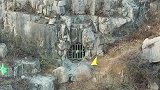 河北大山拍到一神秘山洞，铁门紧闭，无人敢进，里面有什么呢！