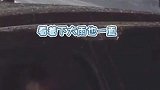 粉丝顶着大雨等候蔡徐坤，蔡徐坤不忍离别，恋恋不舍。